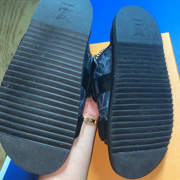 Louis Vuitton unisex Sandals size 6 men 7.5-8 women - Picture 2 of 4
